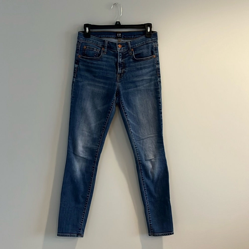 Gap brand . Women’s skinny jeans. True Skinny. Size 27R.
